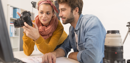 Moça mostrando camera para rapaz